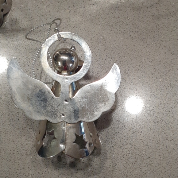 4 metal angel ornaments made in China. - Picture 8 of 8